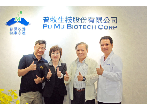 普牧生技董事長呂萬賢（右二）表示，一直秉持著「普世牧養、守護健康」的經營理念。